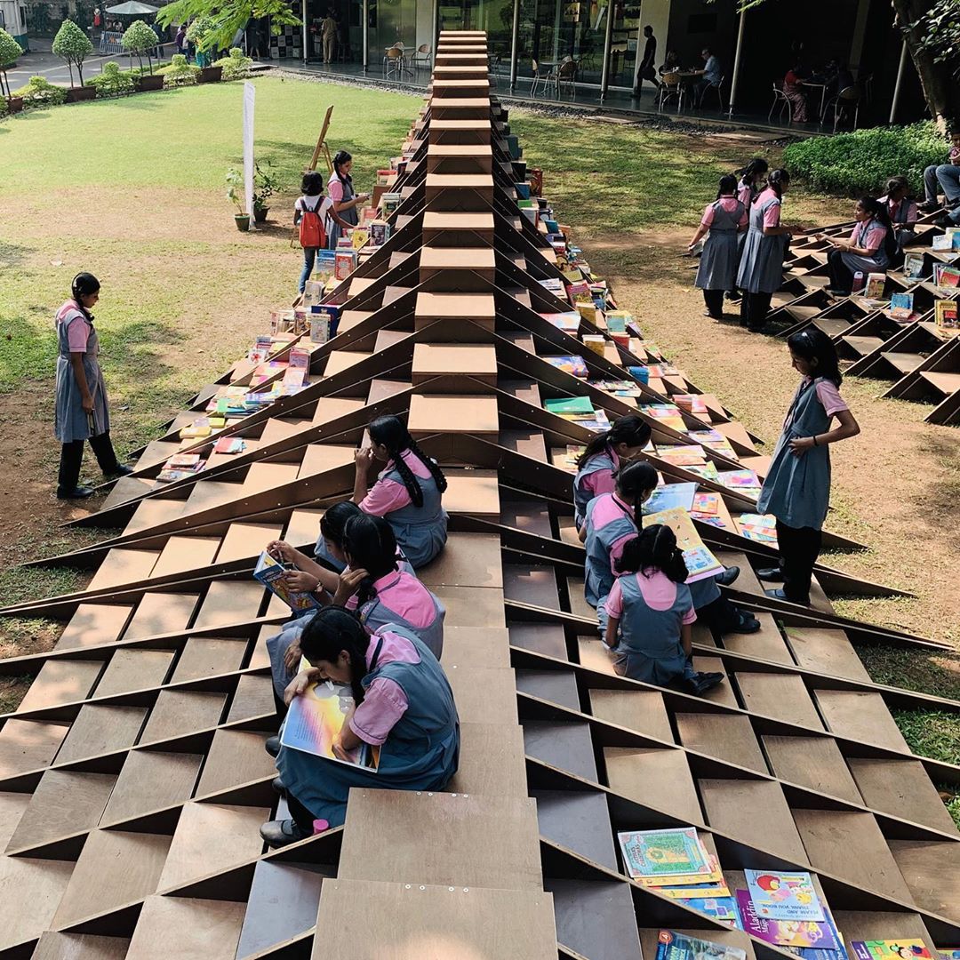 Karrewiet Houten constructie doet inwoners van Mumbai lezen