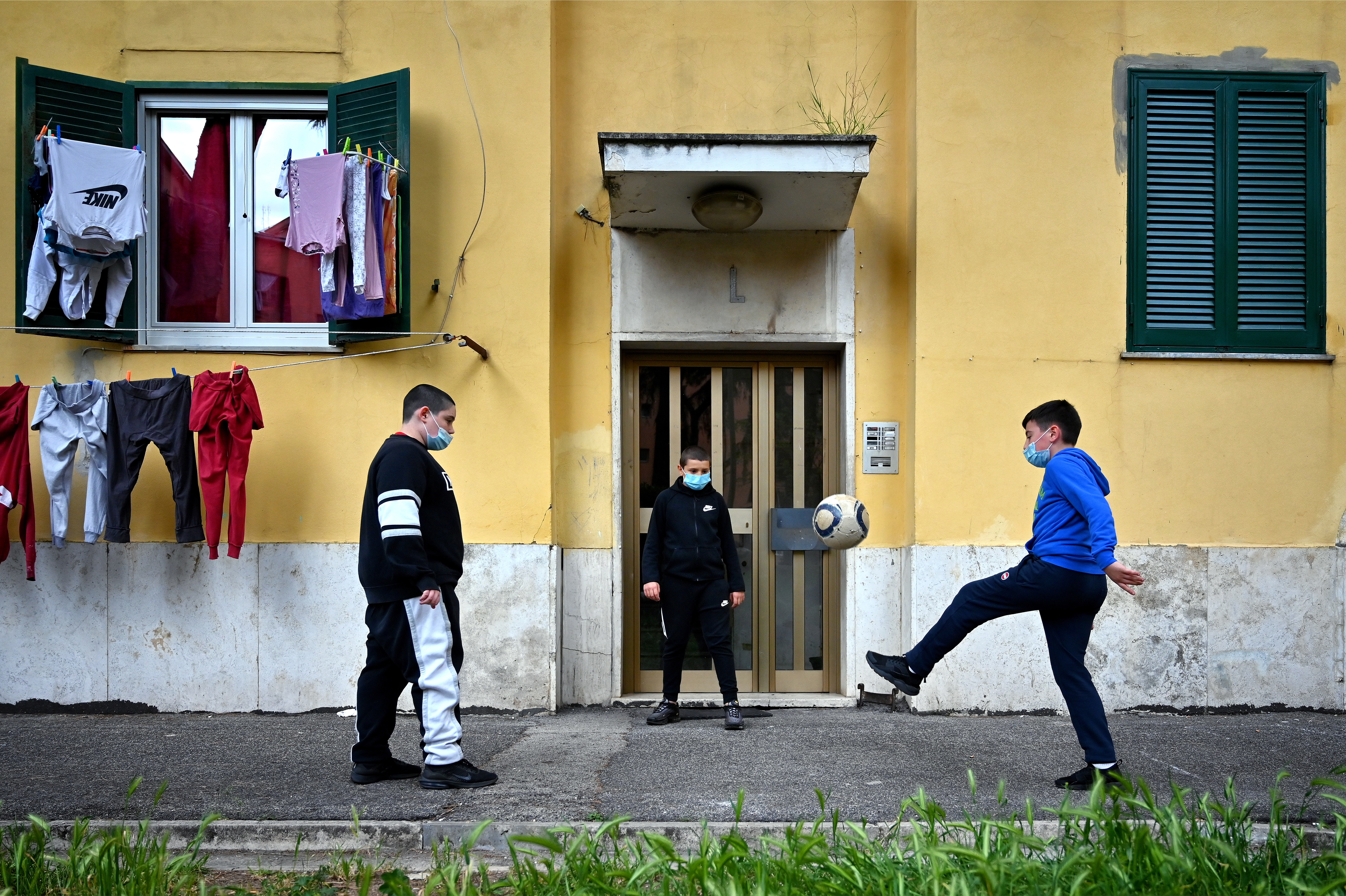 Deze Italiaanse kinderen kunnen tot september niet naar school Deze Italiaanse kinderen kunnen tot september niet naar school